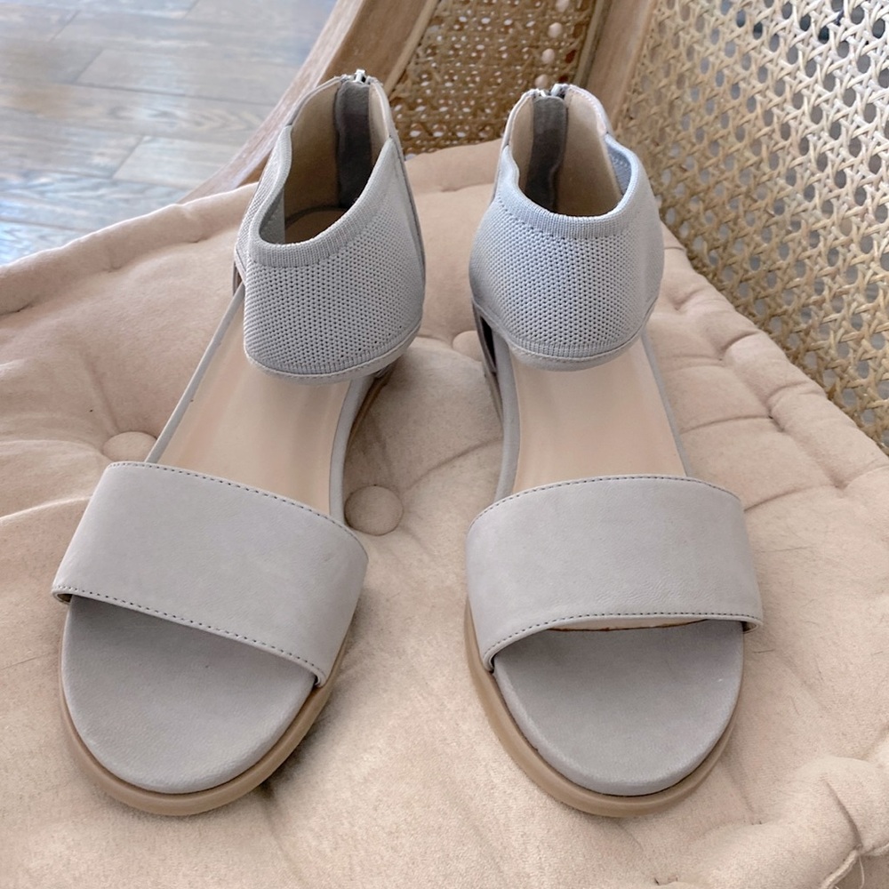 NWOT Steve Madden taupe natural comfort sandals size 8